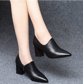 Pumps mit spitzer Zehenpartie und hohem Absatz